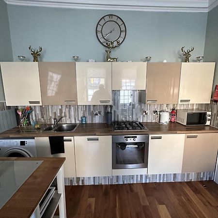 Charming 2-Bedroom Apartment Located In Ayr Bagian luar foto