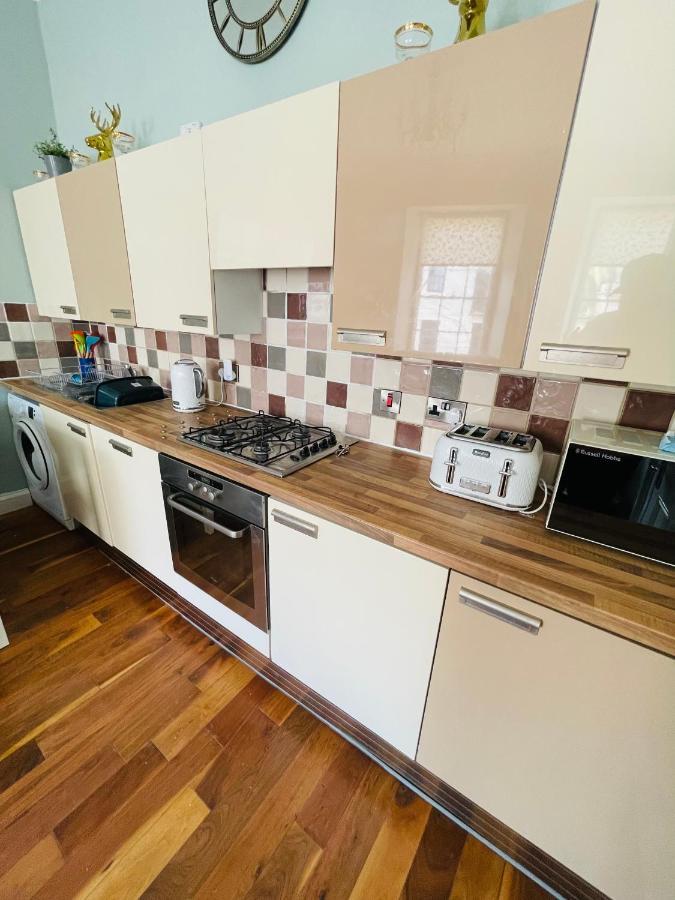 Charming 2-Bedroom Apartment Located In Ayr Bagian luar foto