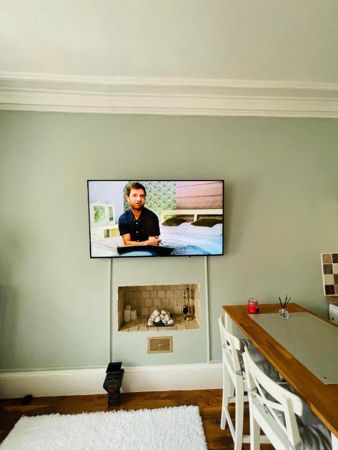 Charming 2-Bedroom Apartment Located In Ayr Bagian luar foto