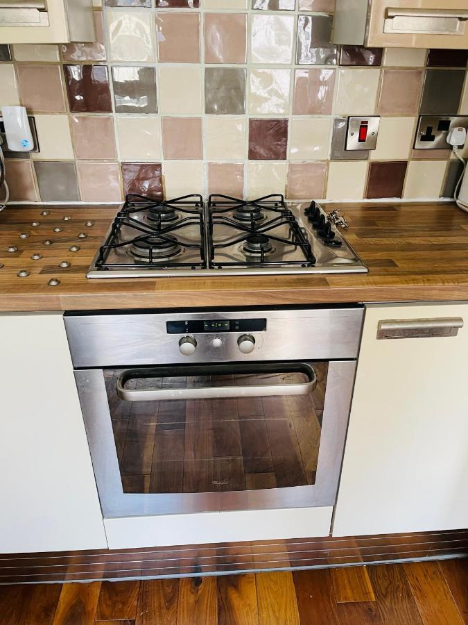 Charming 2-Bedroom Apartment Located In Ayr Bagian luar foto