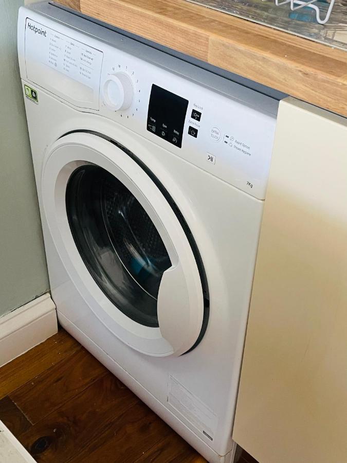 Charming 2-Bedroom Apartment Located In Ayr Bagian luar foto